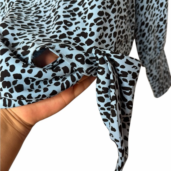 Chico's Blue Long Sleeve Animal Print Lightweight Button Down Shirt Size 0 - Picture 4 of 15